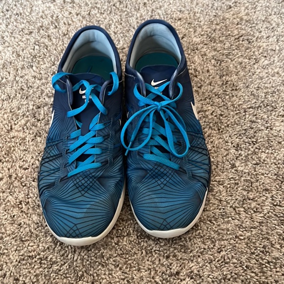 NIKE SIZE 8 SHOE - Picture 2 of 3